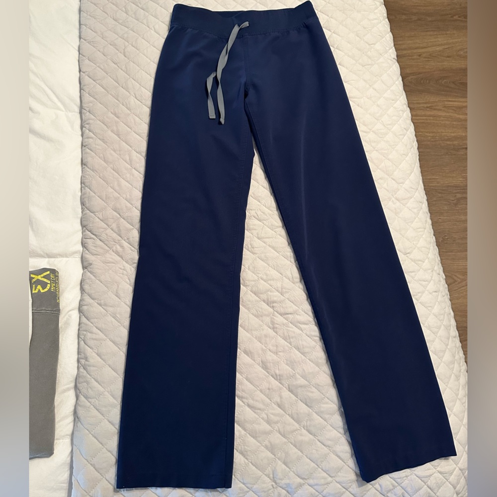 Figs Livingston Basic Scrub Pants. Size XS Tall. Navy.